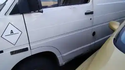 Véhicule à la ferraille renault trafic t 1000 de l'année 1990 alimenté d 852