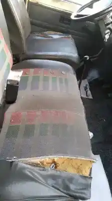 Véhicule à la ferraille renault trafic t 1000 de l'année 1990 alimenté d 852