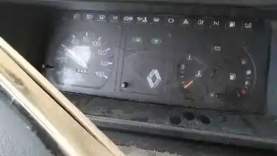 Véhicule à la ferraille renault trafic t 1000 de l'année 1990 alimenté d 852