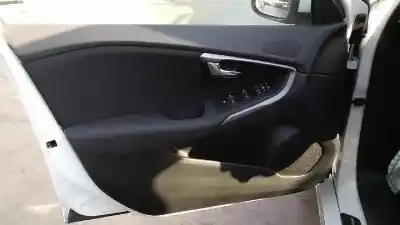 Verschrottungsfahrzeug volvo v40 (2012->) 2.0 inscription [2.0 ltr. - 140 kw diesel cat] des jahres 2017 angetrieben d4204t8