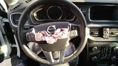 Verschrottungsfahrzeug volvo v40 (2012->) 2.0 inscription [2.0 ltr. - 140 kw diesel cat] des jahres 2017 angetrieben d4204t8