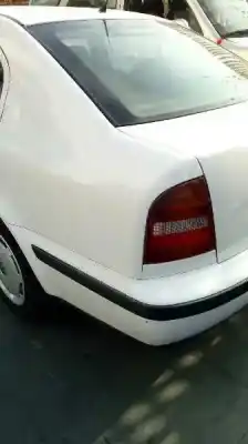 Verschrottungsfahrzeug skoda octavia berlina (1u2) 1.6 des jahres 2000 angetrieben akl