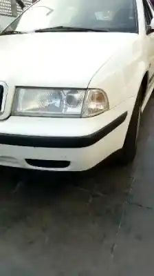 Verschrottungsfahrzeug skoda octavia berlina (1u2) 1.6 des jahres 2000 angetrieben akl