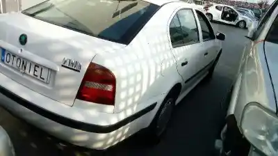 Verschrottungsfahrzeug skoda octavia berlina (1u2) 1.6 des jahres 2000 angetrieben akl