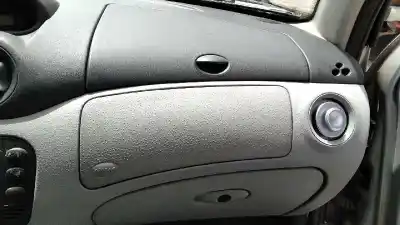 Véhicule à la ferraille citroen c3 1.4 de l'année 2002 alimenté kfv