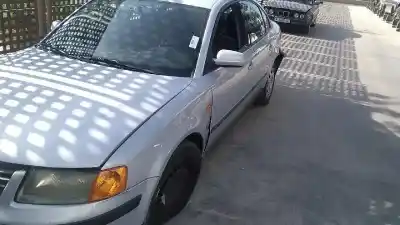 Veículo de Sucata volkswagen passat berlina (3b2) berlina do ano 1997 alimentado adr