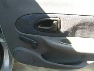 Veicolo di demolizione renault clio ii fase i (b/cbo) 1.2 dell'anno 1999 alimentato d7f d7