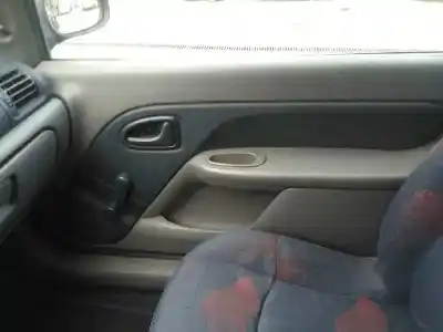 Здавання транспортного засобу renault clio ii fase i (b/cbo) 1.2 року 1998 потужний d7f