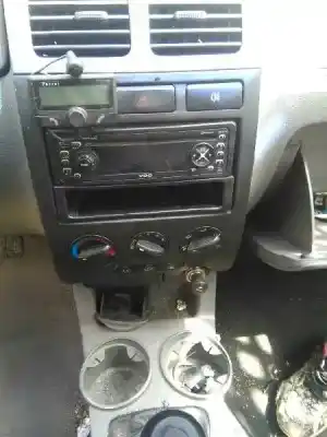 Veículo de Sucata kia rio rs berlina do ano 2003 alimentado a3d