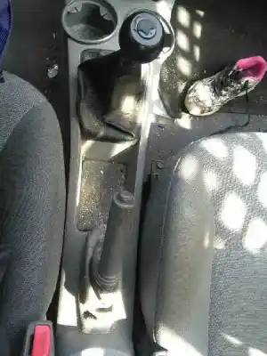 Veículo de Sucata kia rio rs berlina do ano 2003 alimentado a3d