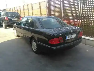 Veicolo di demolizione mercedes-benz clase e (w210) berlina diesel 300 turbodiesel (210.025) dell'anno 2002 alimentato d/606