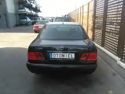 Veicolo di demolizione mercedes-benz clase e (w210) berlina diesel 300 turbodiesel (210.025) dell'anno 2002 alimentato d/606