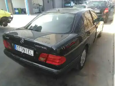 Veicolo di demolizione mercedes-benz clase e (w210) berlina diesel 300 turbodiesel (210.025) dell'anno 2002 alimentato d/606