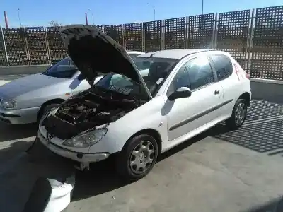 Veículo de Sucata peugeot 206 berlina x-line refri do ano 2006 alimentado 8hz