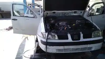 Véhicule à la ferraille seat ibiza (6k1) select de l'année 2001 alimenté aqm