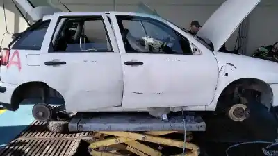 Véhicule à la ferraille seat ibiza (6k1) select de l'année 2001 alimenté aqm