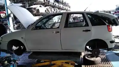 Véhicule à la ferraille seat ibiza (6k1) select de l'année 2001 alimenté aqm