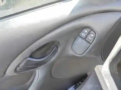 Здавання транспортного засобу ford focus berlina (cak) ghia року 2004 потужний f9da