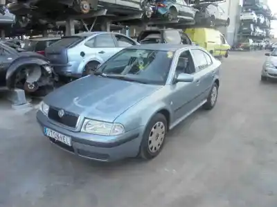 Veículo de Sucata skoda octavia berlina (1u2) ambiente do ano 2002 alimentado avu