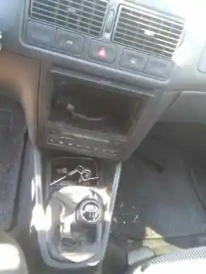 Здавання транспортного засобу volkswagen golf iv berlina (1j1) highline року 2001 потужний ajm