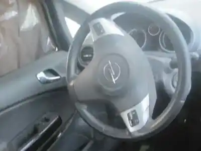 Véhicule à la ferraille opel corsa d ´´111 years´´ de l'année 2012 alimenté a12xer