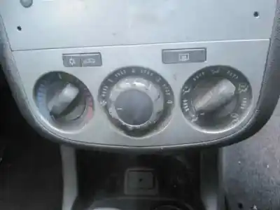 Véhicule à la ferraille opel corsa d ´´111 years´´ de l'année 2012 alimenté a12xer