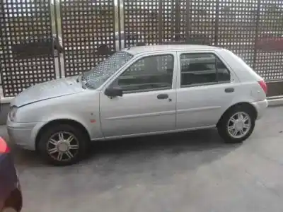 Veículo de Sucata ford fiesta berlina ghia do ano 2002 alimentado dhf