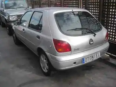 Veículo de Sucata ford fiesta berlina ghia do ano 2002 alimentado dhf