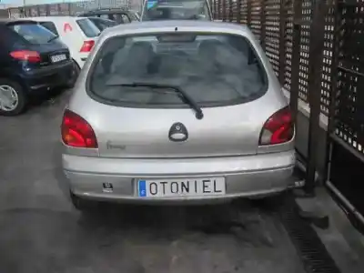 Veículo de Sucata ford fiesta berlina ghia do ano 2002 alimentado dhf