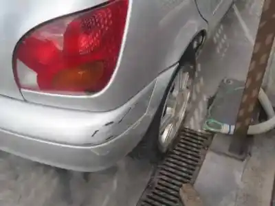 Veículo de Sucata ford fiesta berlina ghia do ano 2002 alimentado dhf