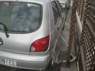 Veículo de Sucata ford fiesta berlina ghia do ano 2002 alimentado dhf