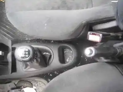 Veículo de Sucata ford fiesta berlina ghia do ano 2002 alimentado dhf