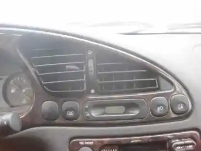 Veículo de Sucata ford fiesta berlina ghia do ano 2002 alimentado dhf