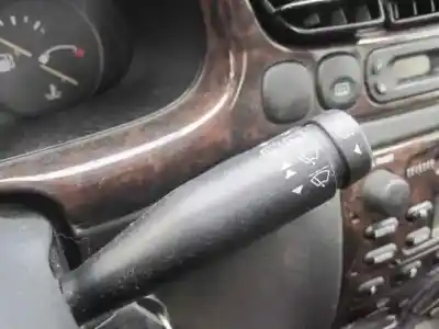 Veículo de Sucata ford fiesta berlina ghia do ano 2002 alimentado dhf