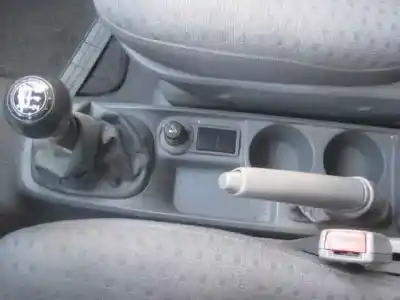 Véhicule à la ferraille kia carens 2.0 crdi ex monovolumen de l'année 2004 alimenté d4ea