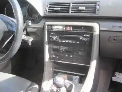 Sloopvoertuig audi a4 berlina (8e) 2.5 v6 24v tdi van het jaar 2001 aangedreven ake