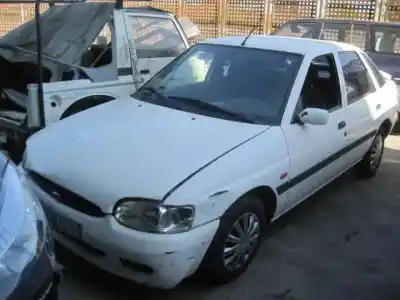 Véhicule à la ferraille ford                                               escort berl./turnier                                                                                                                                                                                                                                       valore berlina                                                                                                                                                                                                                                             de l'année 1996 alimenté rtf
