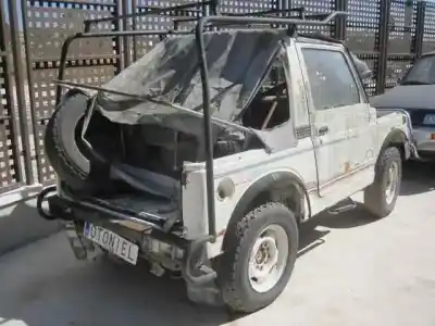 Véhicule à la ferraille suzuki santana sj-410 de l'année 0 alimenté 
