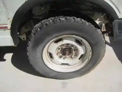 Véhicule à la ferraille suzuki santana sj-410 de l'année 0 alimenté 