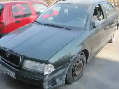 Verschrottungsfahrzeug SKODA OCTAVIA BERLINA (1U2) 1.6 des Jahres 2000 angetrieben AKL