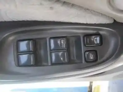 Veículo de Sucata nissan almera (n16/e) acenta do ano 2000 alimentado yd22