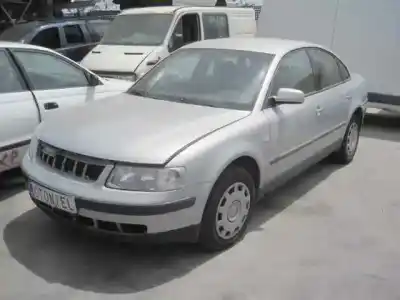 Vehículo de desguace VOLKSWAGEN PASSAT BERLINA (3B2) Berlina del año 2000 con motor APT