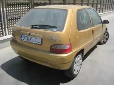 Véhicule à la ferraille citroen saxo 1.1 sx de l'année 2001 alimenté hfx