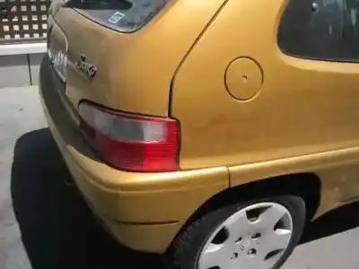 Véhicule à la ferraille citroen saxo 1.1 sx de l'année 2001 alimenté hfx