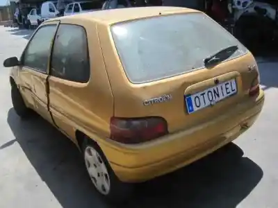 Véhicule à la ferraille citroen saxo 1.1 sx de l'année 2001 alimenté hfx