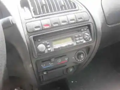 Véhicule à la ferraille citroen saxo 1.1 sx de l'année 2001 alimenté hfx