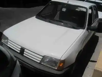 Véhicule à la ferraille PEUGEOT 205 BERLINA 1.2 G de l'année 1988 alimenté 1F1