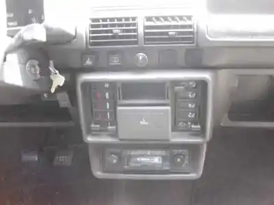 Véhicule à la ferraille peugeot 205 berlina 1.1 mito de l'année 1985 alimenté 