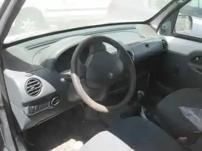 Véhicule à la ferraille renault kangoo (f/kc0) alize de l'année 2001 alimenté f8q p6