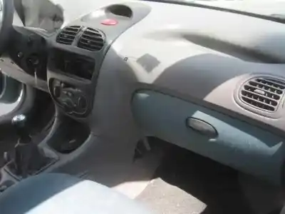 Sloopvoertuig peugeot 206 berlina xr van het jaar 2000 aangedreven kfx